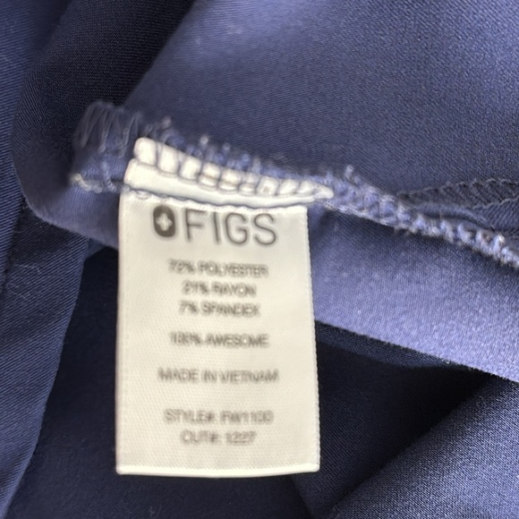 Figs Short Sleeve Two Pocket Scrub Top - Picture 6 of 6